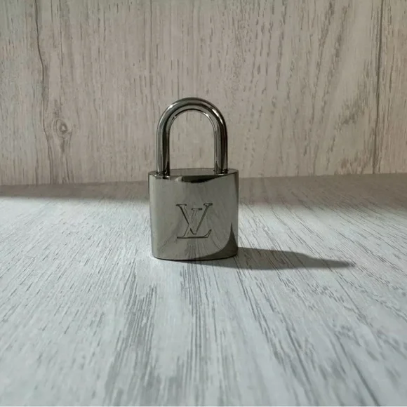 Louis Vuitton silver lock #315 - Picture 2 of 4